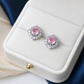 Niche accessories: ice-flower cut earrings and minimalist style