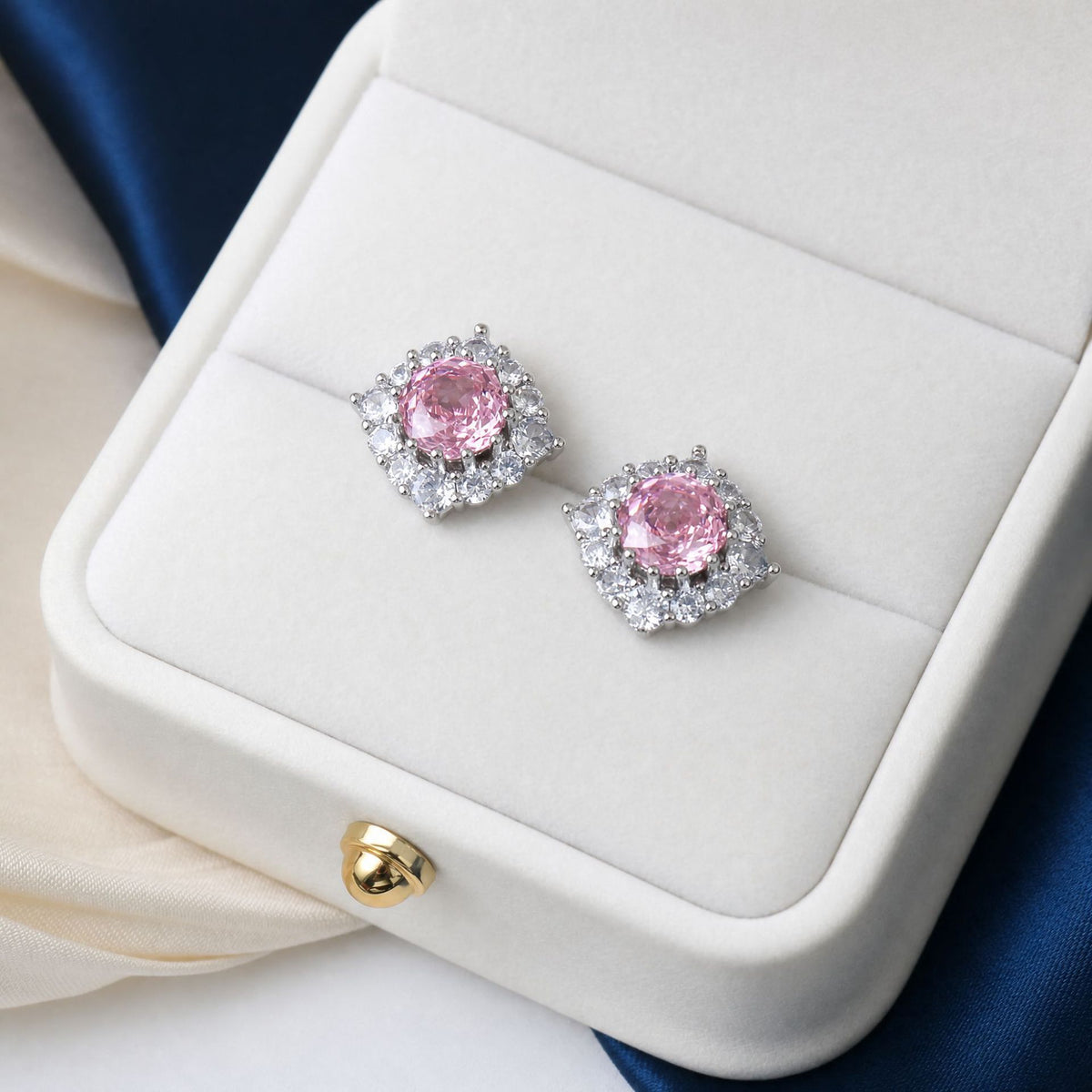 Niche accessories: ice-flower cut earrings and minimalist style