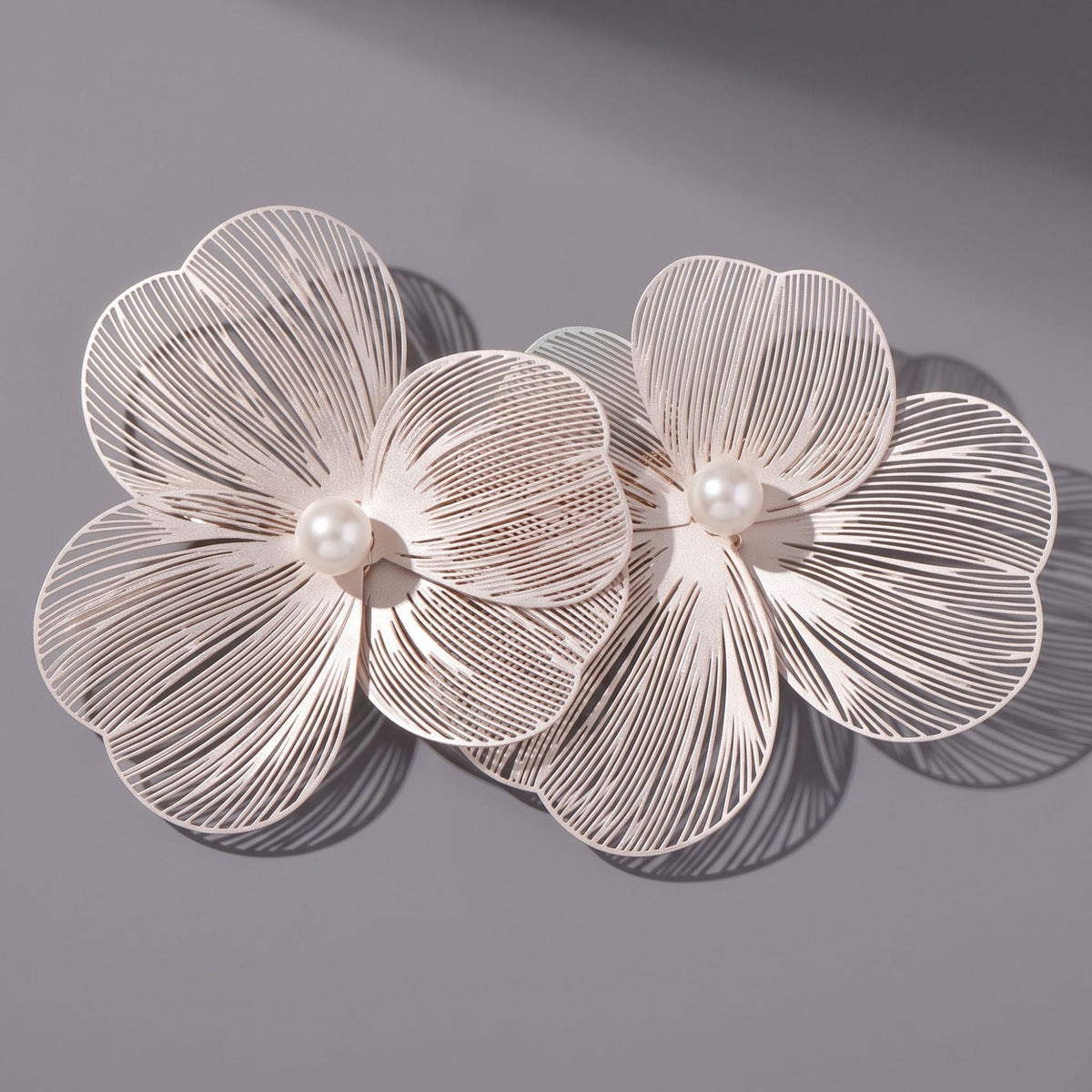 French-style ultra-feminine and three-dimensional hair clip with hollow flowers and pearls hair accessory