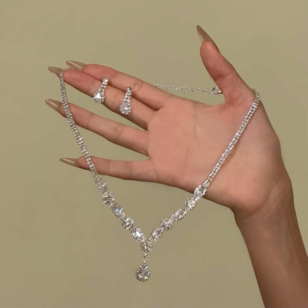 2026 New Hot-Selling Sparkling Light Luxury Diamond Necklace