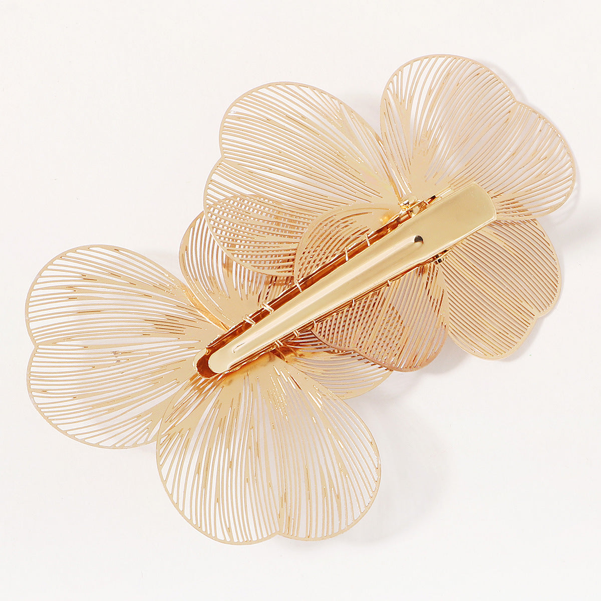 French-style ultra-feminine and three-dimensional hair clip with hollow flowers and pearls hair accessory