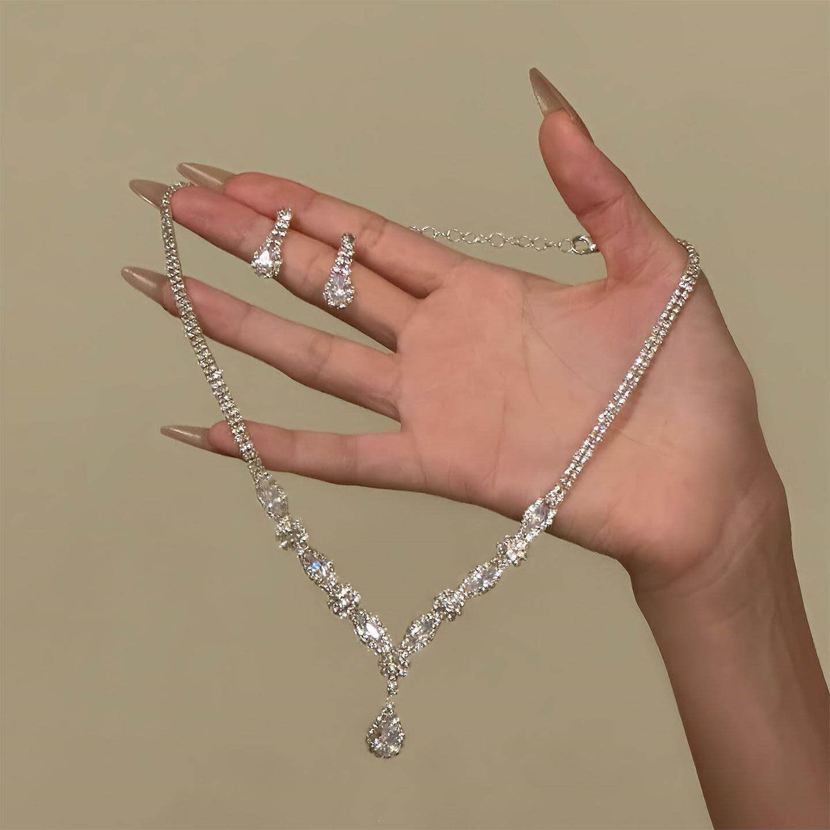 2026 New Hot-Selling Sparkling Light Luxury Diamond Necklace