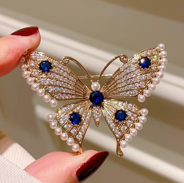 Small Pearls Surround Blue Diamonds Embellished with Full