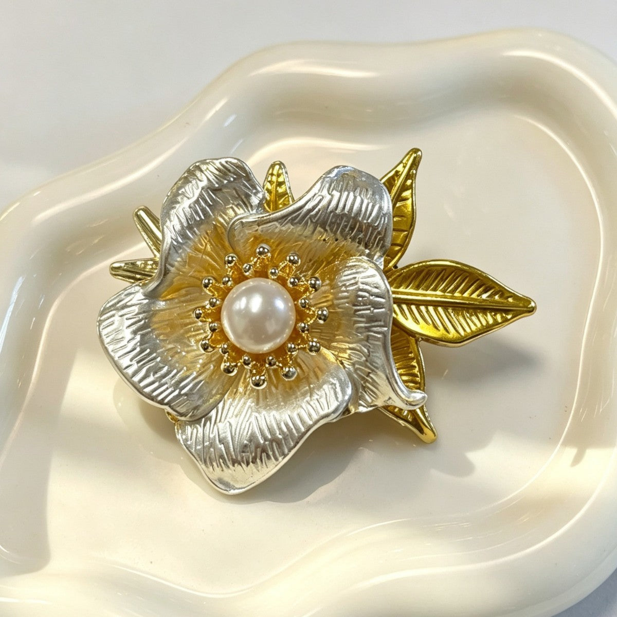 Warm-toned pearl stamen camellia brooch light luxury fashion