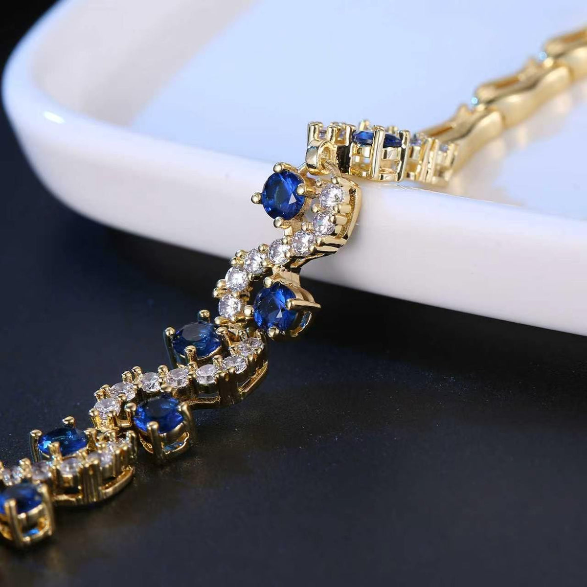 New fashion jewelry: large diamond bracelet
