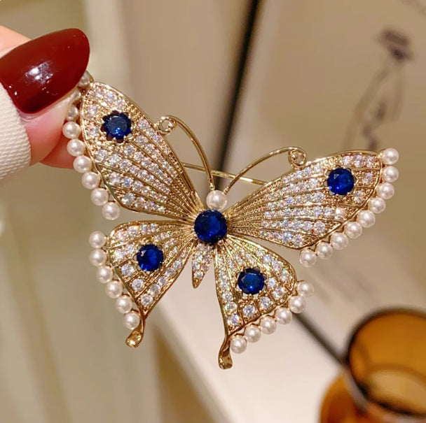 Small Pearls Surround Blue Diamonds Embellished with Full