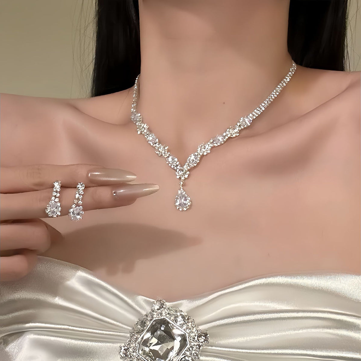 2026 New Hot-Selling Sparkling Light Luxury Diamond Necklace
