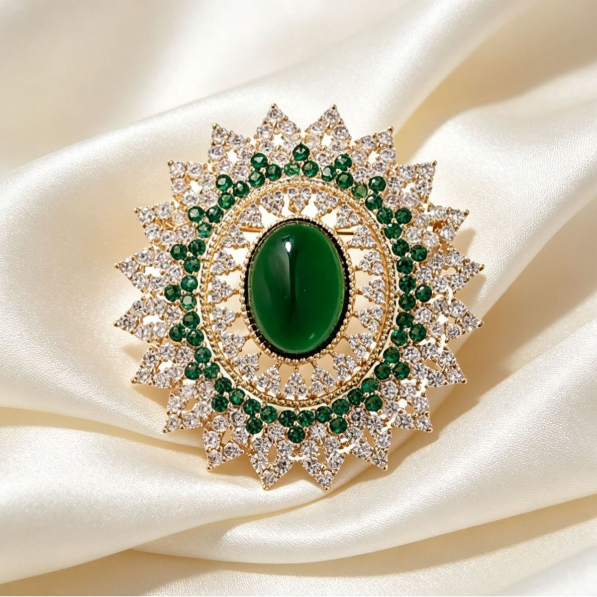 French vintage court-style brooch with fine diamonds surrounding