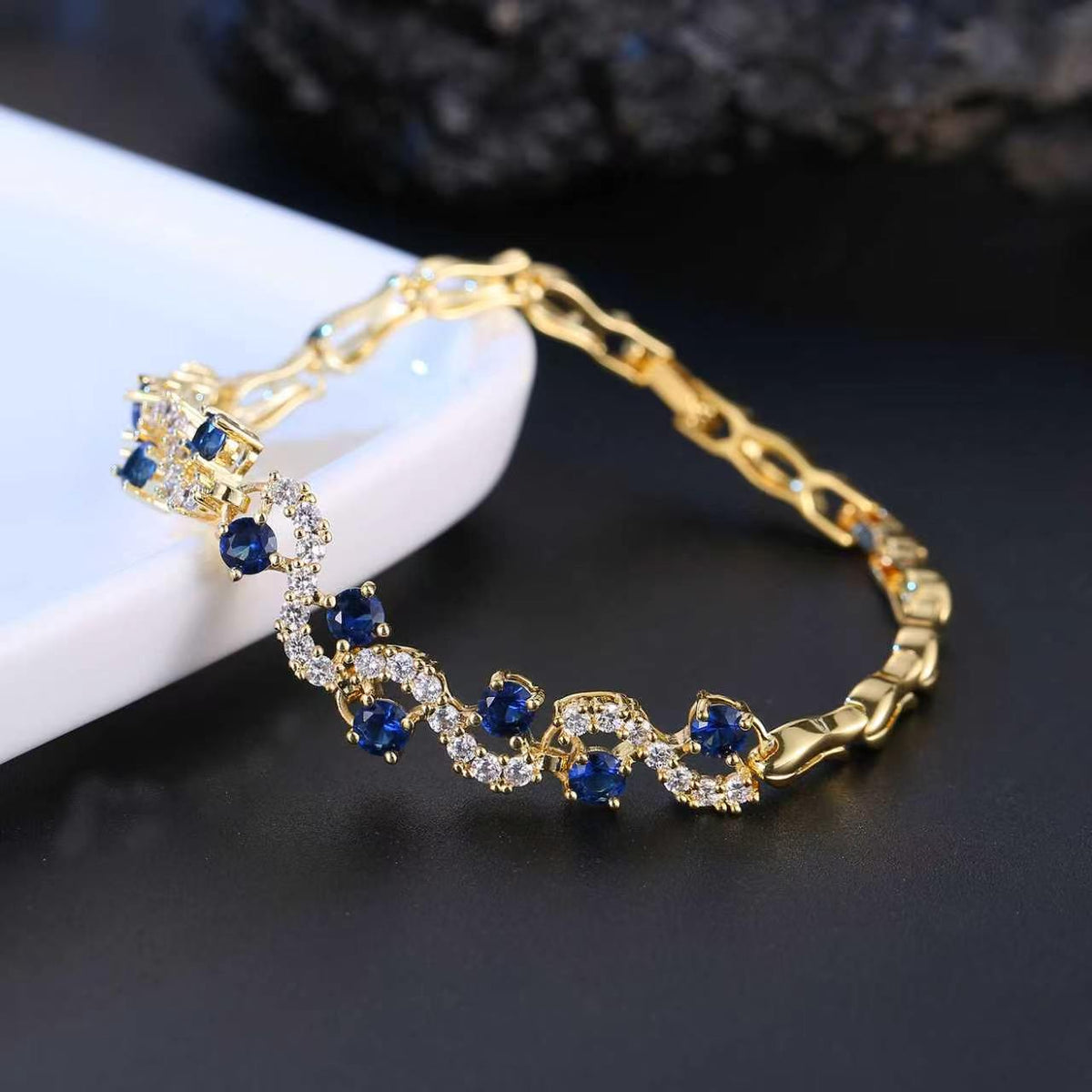 New fashion jewelry: large diamond bracelet