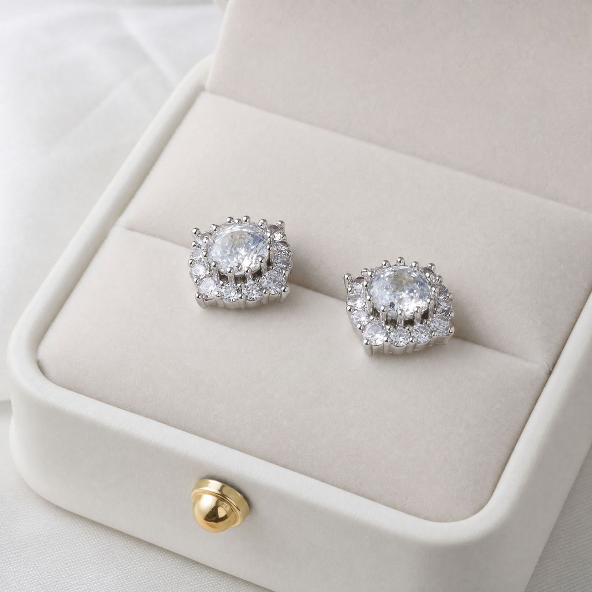Niche accessories: ice-flower cut earrings and minimalist style