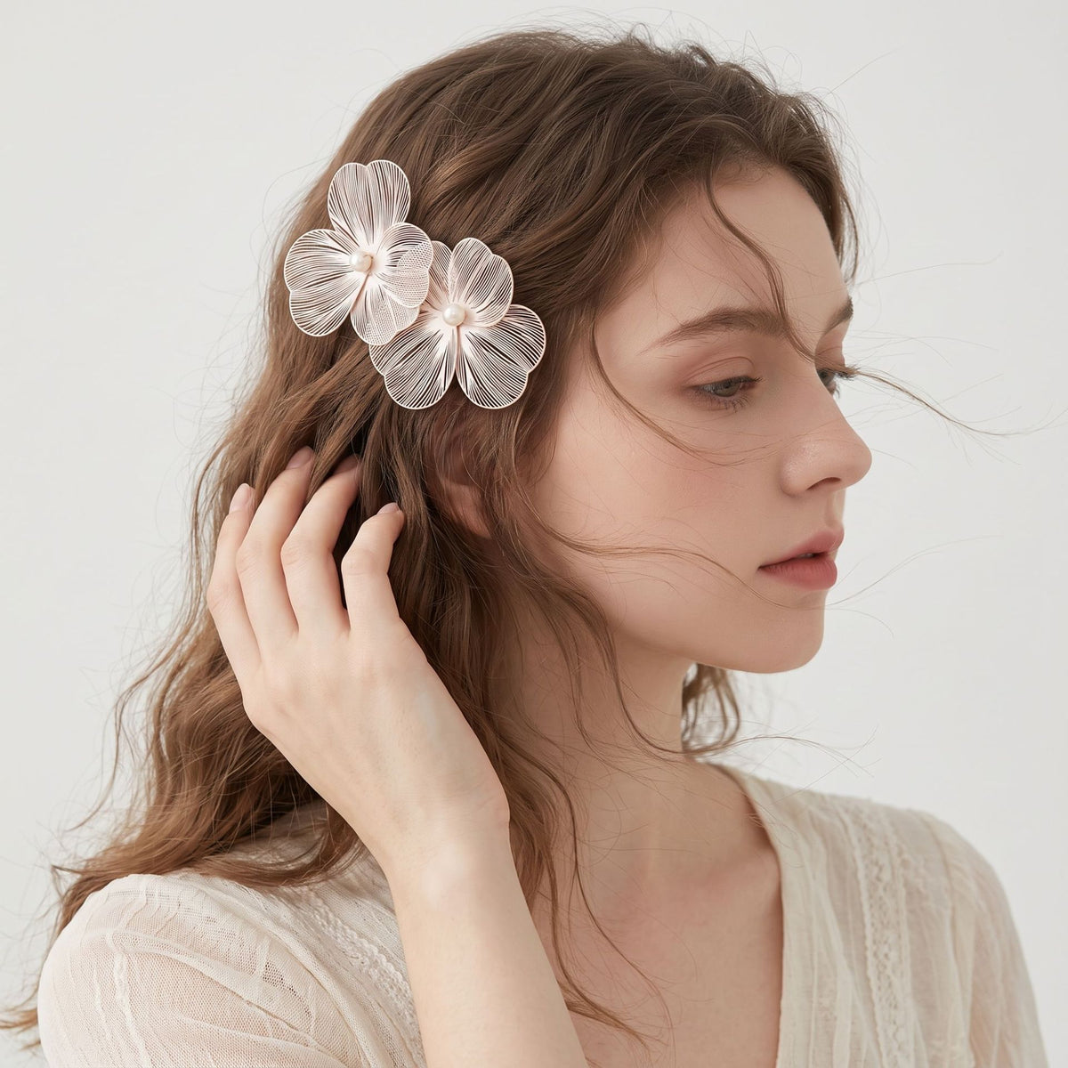 French-style ultra-feminine and three-dimensional hair clip with hollow flowers and pearls hair accessory