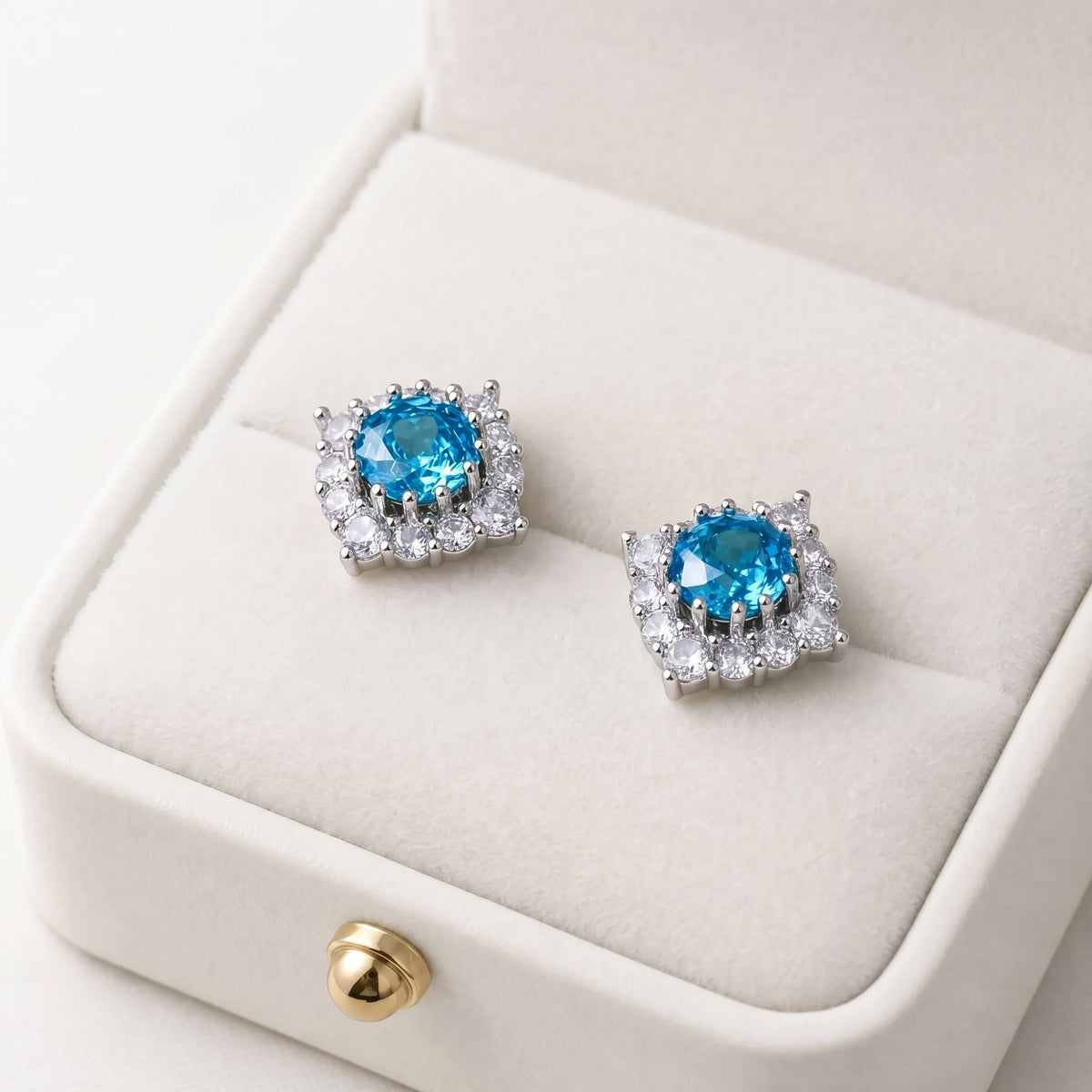 Niche accessories: ice-flower cut earrings and minimalist style