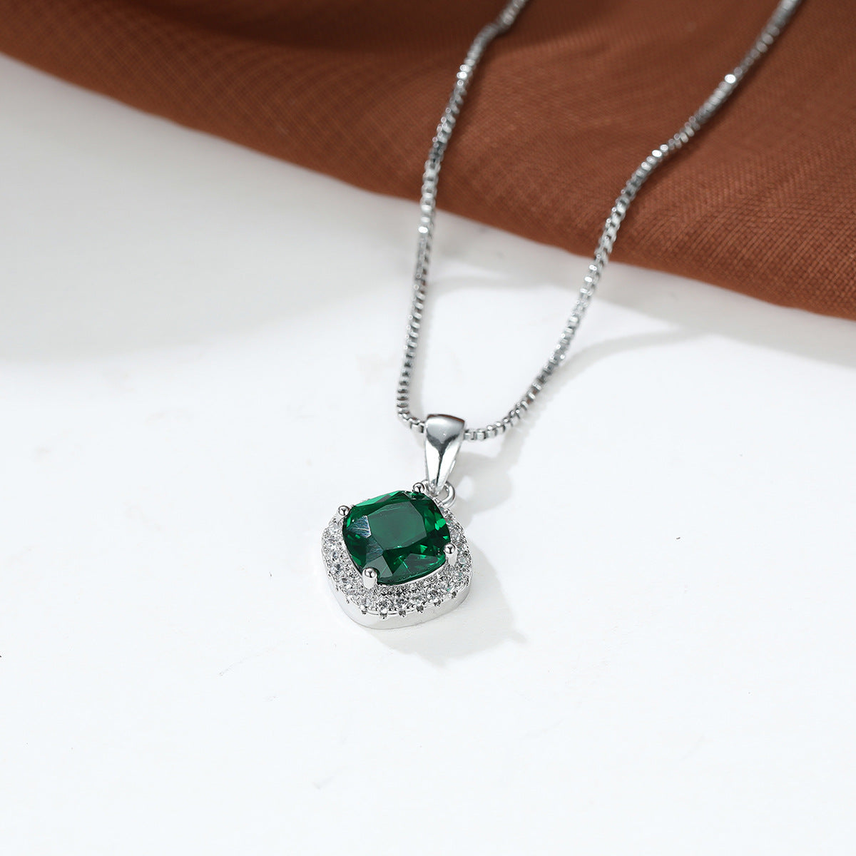 Cross-border bestseller: Luxurious square emerald pendant necklace