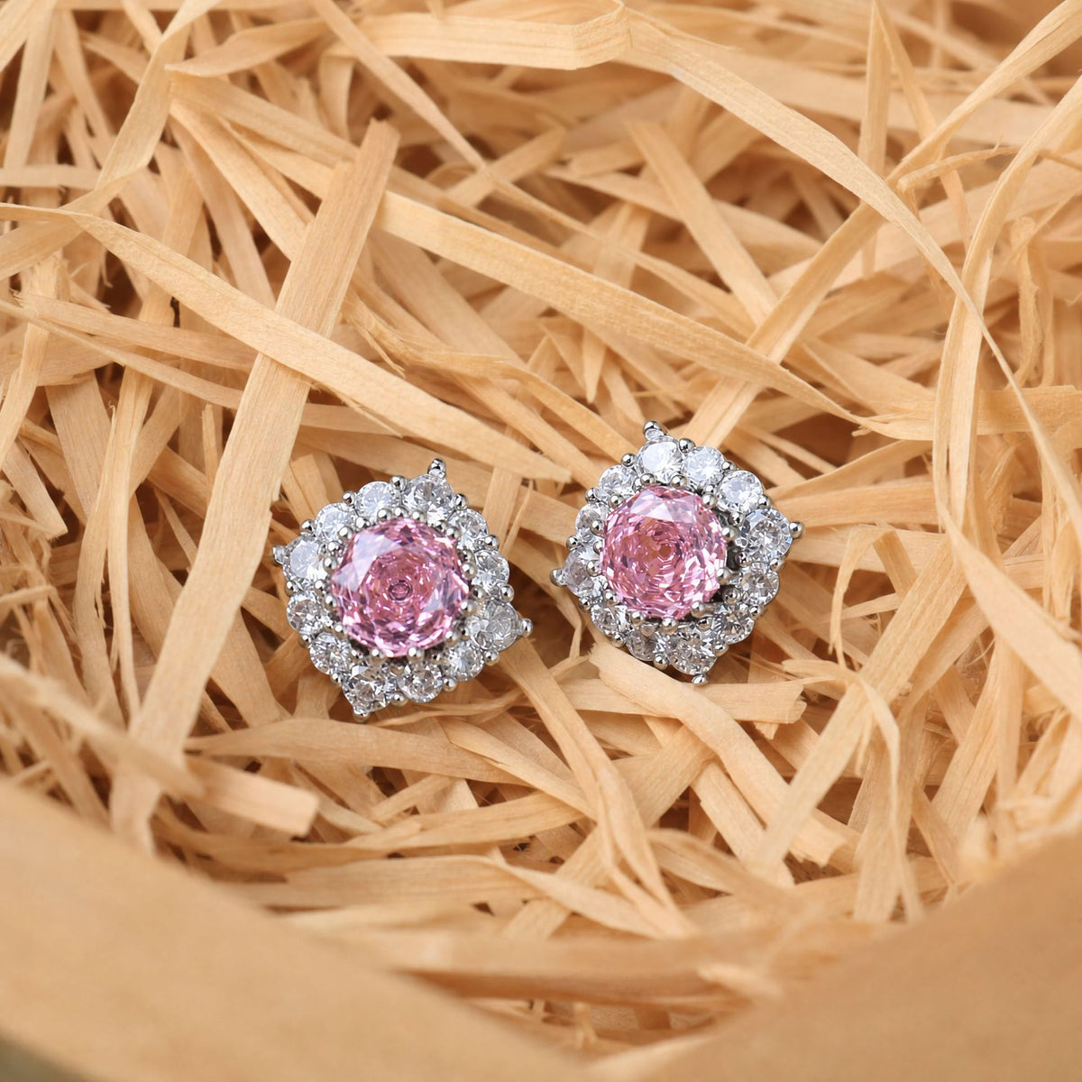 Niche accessories: ice-flower cut earrings and minimalist style