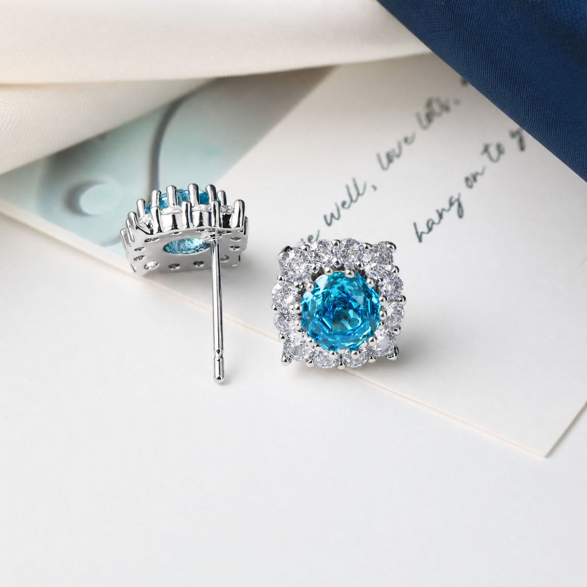 Niche accessories: ice-flower cut earrings and minimalist style
