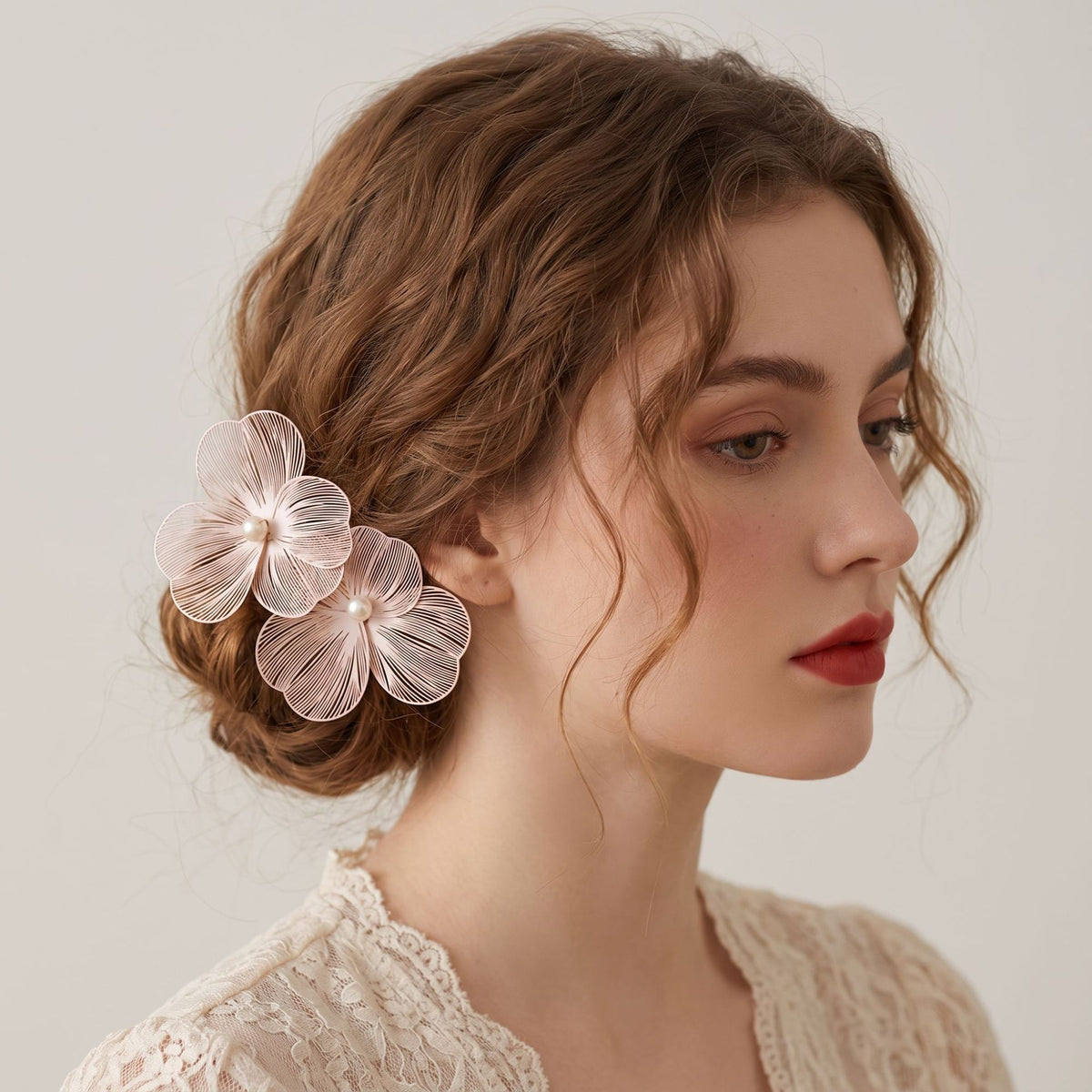French-style ultra-feminine and three-dimensional hair clip with hollow flowers and pearls hair accessory
